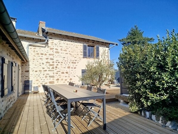 Outdoor dining - Vrbo Property (CHAMBOST ALLIERES)