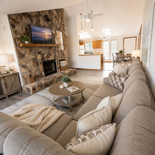 Smart TV, fireplace, books, stereo - Serenity Oasis - Close to all the fun (Osage Beach)