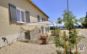 Terrace/patio - Gîte de la Roche Pilée - VILLIE MORGON (VILLIE MORGON)
