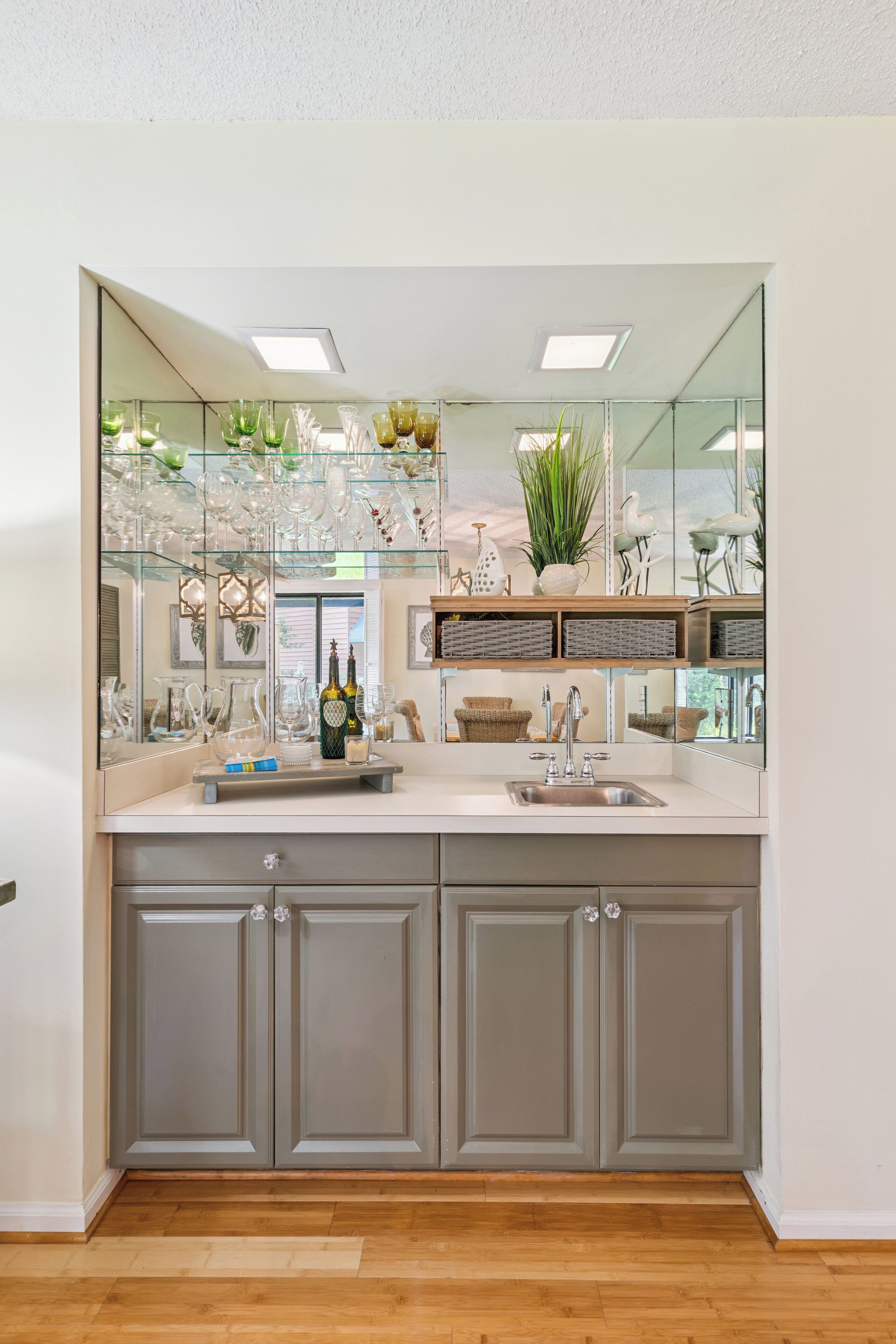 Interiør. Beachy Island Retreat | Minutes to East Beach, Pier Village & Golf