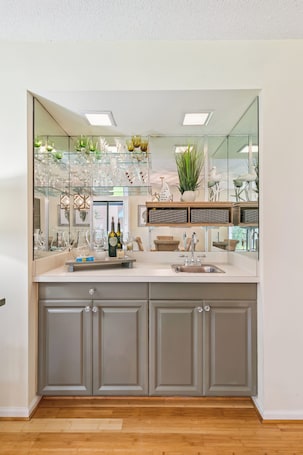 Interiør. Beachy Island Retreat | Minutes to East Beach, Pier Village & Golf