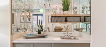 Beachy Island Retreat | Minutes to East Beach, Pier Village & Golf