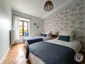 Travel cot, bed sheets - Vrbo Property (REGNIE DURETTE)