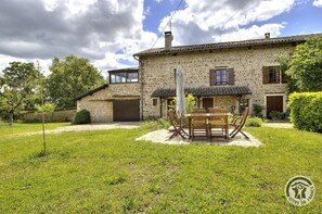 Outdoor dining - Vrbo Property (REGNIE DURETTE)