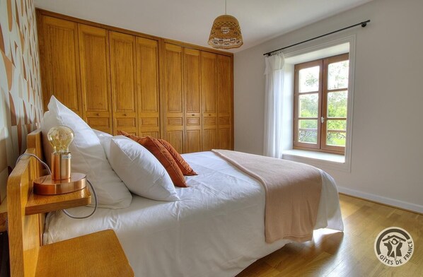 Cuna de viaje y ropa de cama