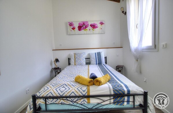 Tabla de planchar con plancha, cuna de viaje, wifi gratis y ropa de cama