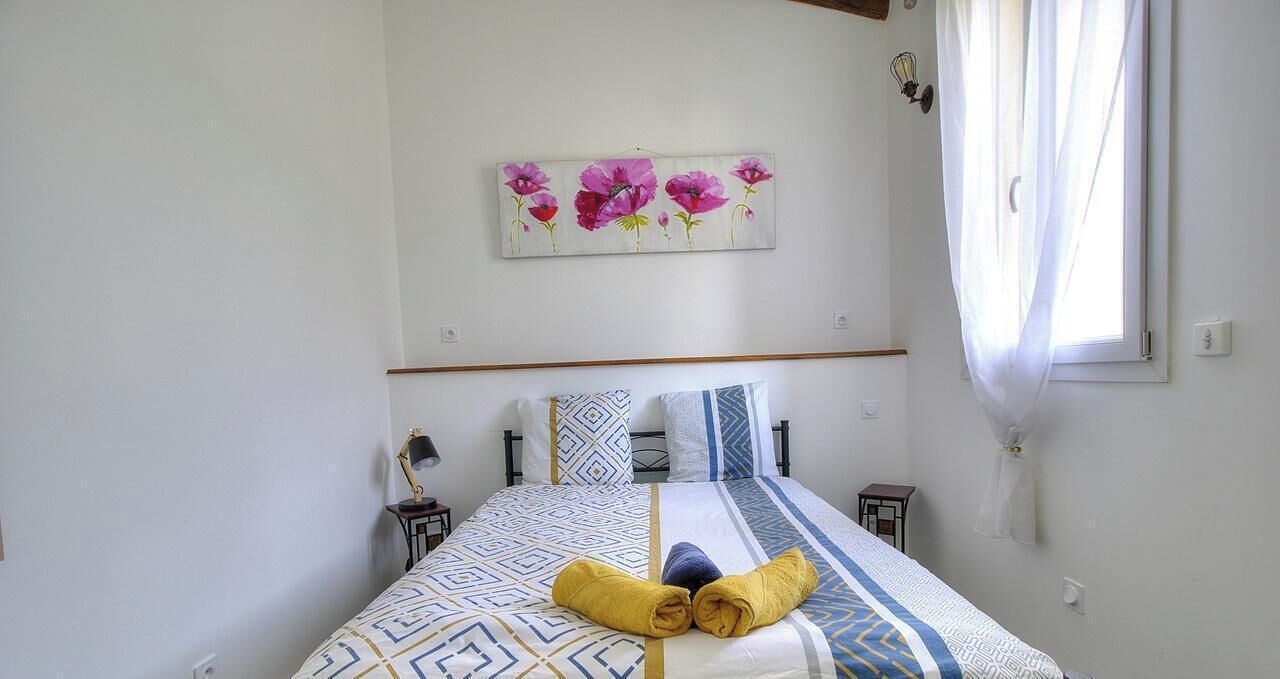 Iron/ironing board, travel crib, free WiFi, bed sheets