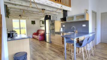 Microwave, oven, dishwasher, coffee/tea maker