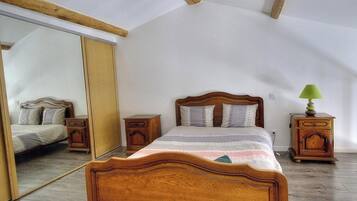 Iron/ironing board, travel cot, free WiFi, bed sheets