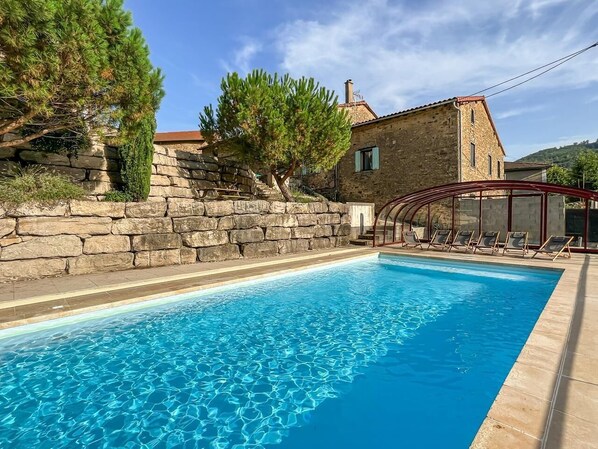 Pool - Gîte du Château de la Brally (YZERON)