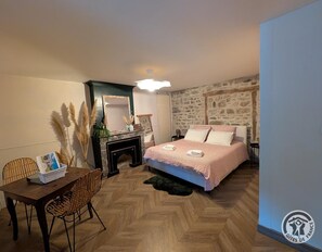 Travel crib, internet, bed sheets - Gîte du Château de la Brally (YZERON)
