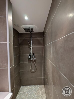 Shower - Gîte du Château de la Brally (YZERON)
