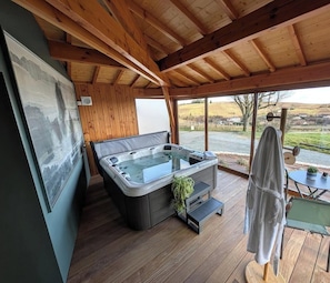 A wooden cabin with a hot tub, a painting, and a view of the countryside. - Charme des Bruyères - LANTIGNIE (LANTIGNIE)