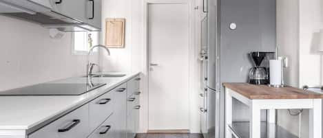 Wasserkocher mit Kaffee-/Teezubehör, Kühlschrank, Mikrowelle, Ofen