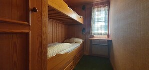 A small, wooden room with a bunk bed, a window with a curtain, and a small desk. - Sauna | Wi-Fi | Terrace | Wood stove | Cable TV (Lofsdalen)