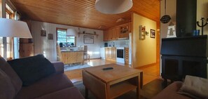 Ein gemütliches Wohnzimmer mit einer Couch, einem Holztisch und einem Kamin.