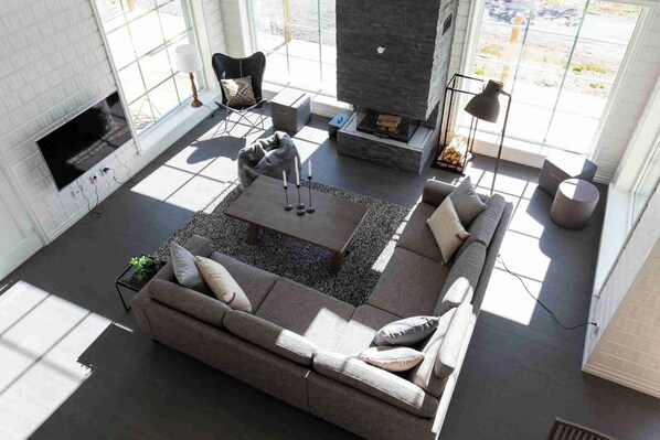 TV, fireplace