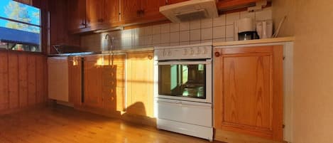 Wasserkocher mit Kaffee-/Teezubehör, Kühlschrank, Mikrowelle, Ofen
