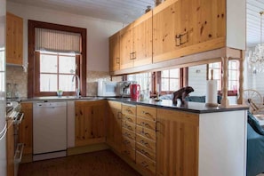 Wasserkocher mit Kaffee-/Teezubehör, Kühlschrank, Mikrowelle, Ofen