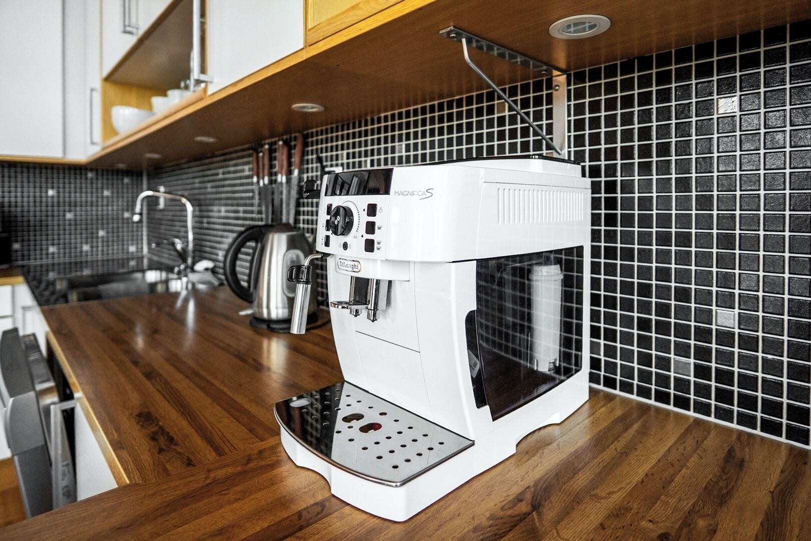 Cafetière/bouilloire, réfrigérateur, micro-ondes, four
