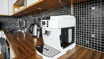Cafetière/bouilloire, réfrigérateur, micro-ondes, four