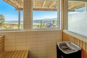 A room with a view of a mountainous landscape, a wooden bench, and a heater. - Ski-in/out | Pool table | Sauna | BBQ grill | WiFi (Lofsdalen)