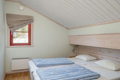 Pets OK | Ski-in/out | Ski shed | Wood stove | TV