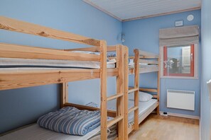 A bunk bed room with a window, a radiator, and a blue wall. - Sauna | Ski-in/out | Wi-Fi | Ski shed | Wood stove (Lofsdalen)