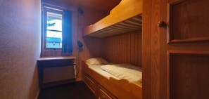 A bunk bed room with a window, wooden walls, and a door. - Sauna | Wi-Fi | Terrace | Wood stove | Cable TV (Lofsdalen)
