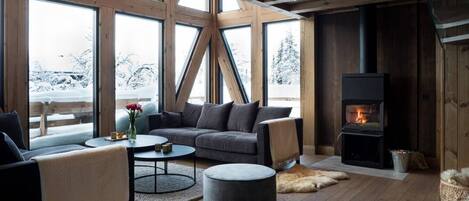 Smart TV, fireplace
