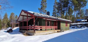 A cabin with a red exterior, a porch, and a snow-covered ground. - Sauna | Wi-Fi | Terrace | Wood stove | Cable TV (Lofsdalen)