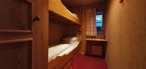 A narrow room with a bunk bed, a small desk, and a window with curtains. - Sauna | Wi-Fi | Terrace | Wood stove | Cable TV (Lofsdalen)