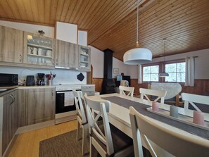 Wasserkocher mit Kaffee-/Teezubehör, Kühlschrank, Mikrowelle, Ofen