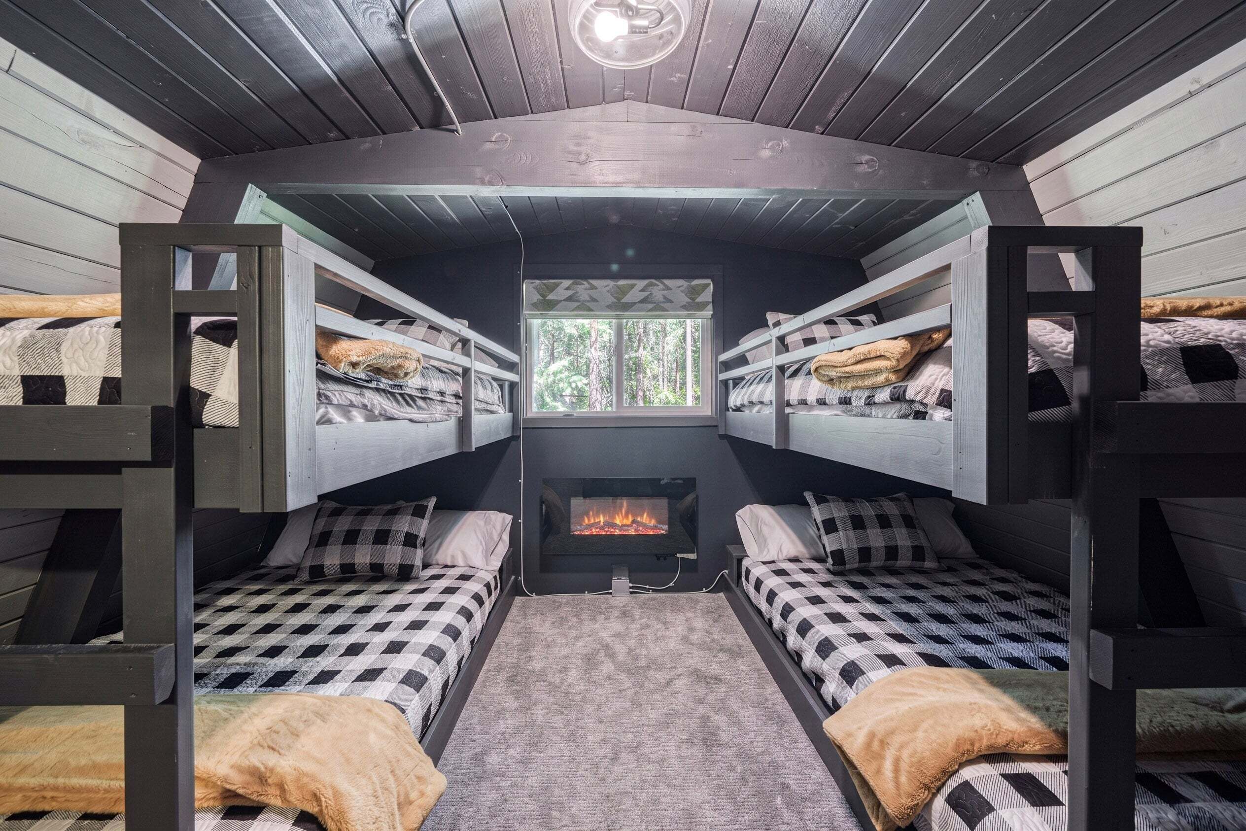 Travel crib, free WiFi, bed sheets