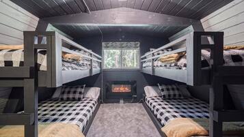 Travel crib, free WiFi, bed sheets