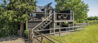 Farm Stay, Sleeps 5, Dog Friendly w/ Parking