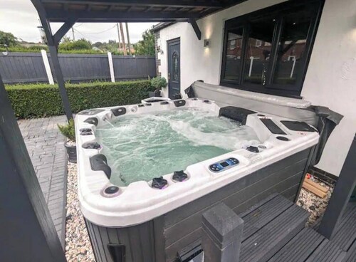 Gym - Hot tub - Sauna - Pet - Parking - Sleeps 6