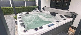 Gym - Hot tub - Sauna - Pet - Parking - Sleeps 6