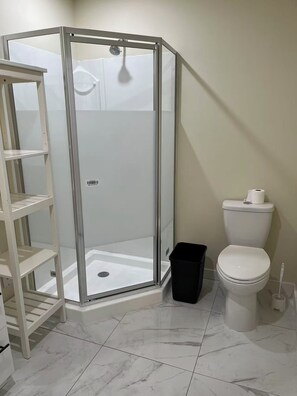 Dusche, Handtücher, Seife, Toilettenpapier
