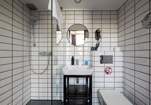 Douche, sèche-cheveux, serviettes fournies