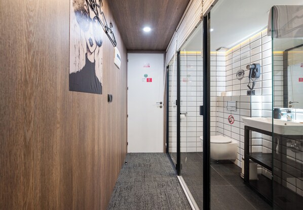 Bathroom - Warsaw Art Studio V with Mezzanine (Warszawa)