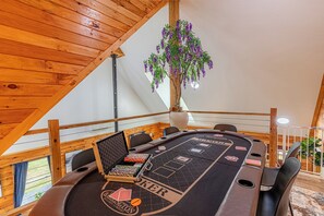 Ein Blackjack-Tisch in einem Holzraum mit Blick ins Freie.