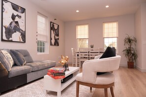 Smart TV - Spacious 5-bedroom home in lovely Providence, comfortably sleeps up to 12 guests (Providence)