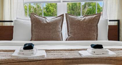 RiverLight Retreat- Relaxing Getaway- Large Group, Near Providence College