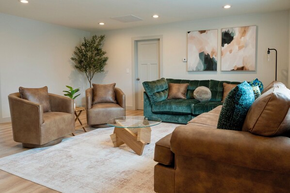 Smart TV - Spacious 5-bedroom home in lovely Providence, comfortably sleeps up to 12 guests (Providence)