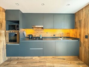 Kühlschrank, Mikrowelle, Ofen, Wasserkocher mit Kaffee-/Teezubehör