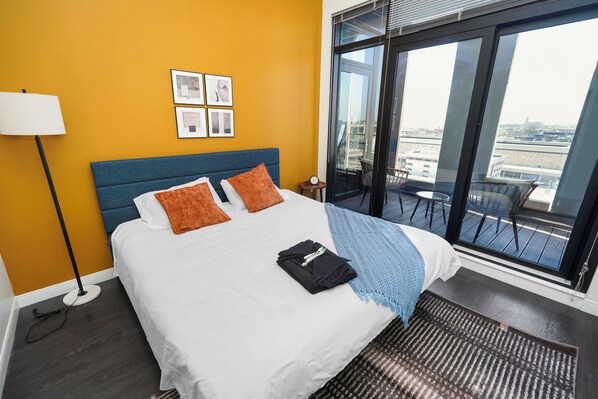 Room - Modern Westown 2BR with Balcony - 5 min to Deer District (Milwaukee)