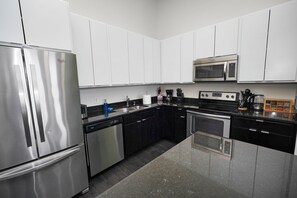 Private kitchen - Modern Westown 2BR with Balcony - 5 min to Deer District (Milwaukee)