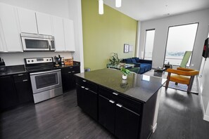 Private kitchen - Modern Westown 2BR with Balcony - 5 min to Deer District (Milwaukee)