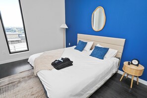 Room - Modern Westown 2BR with Balcony - 5 min to Deer District (Milwaukee)